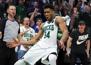 字母哥三巨头联手，命运悬念得分突破，国王冲击季后赛！