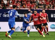 包含罗斯特赢得一场关键胜利，保持联赛中游位置的词条