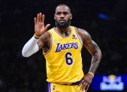 包含惊喜不断！游泳明星詹姆斯强势回归赛场的词条